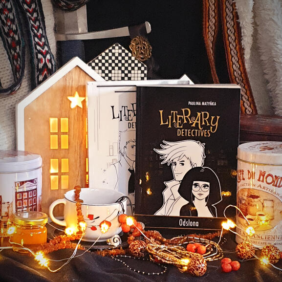 Zdjęcie komiksu "Literacka Agencja Detektywistyczna" w otoczeniu martwej natury.