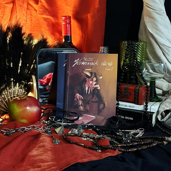 Zdjęcie komiksu "Komornik dusz" w otoczeniu martwej natury.