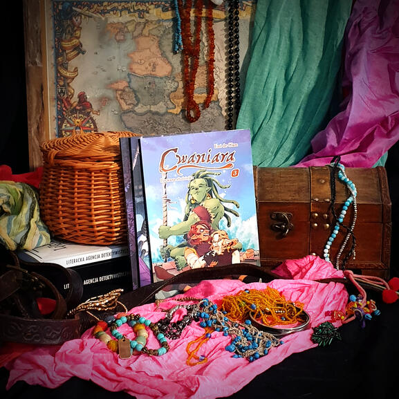 Zdjęcie komiksu "Cwaniara" w otoczeniu martwej natury.